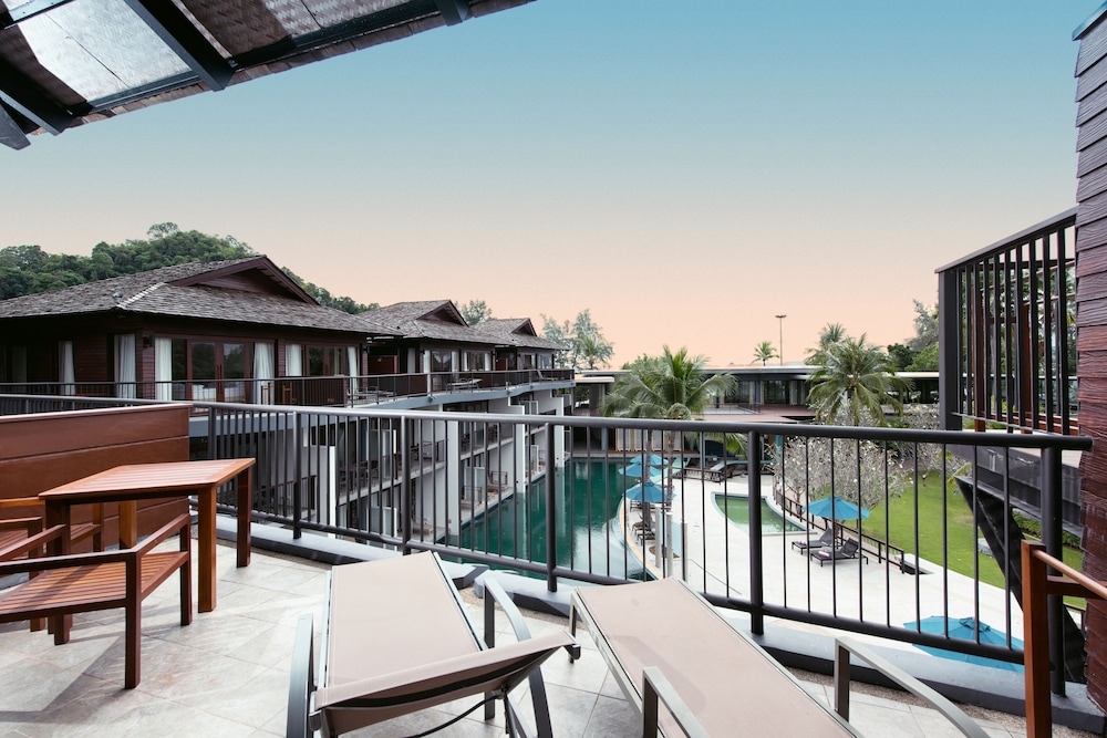 Holiday Ao Nang Beach Resort Krabi — Hotel building in Ao Nang, Krabi