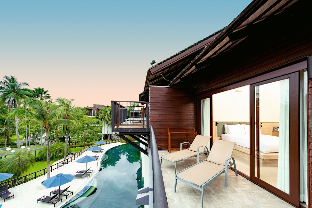 Holiday Ao Nang Beach Resort Krabi — Hotel building in Ao Nang, Krabi