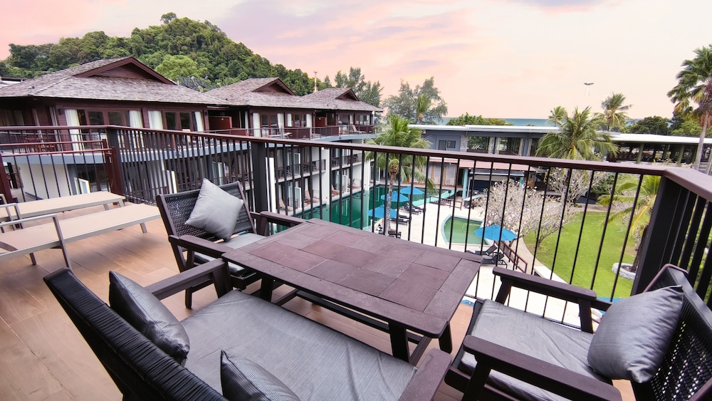 Holiday Ao Nang Beach Resort Krabi — Hotel building in Ao Nang, Krabi