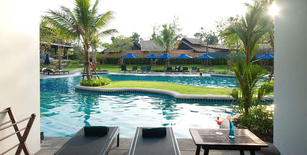 Holiday Ao Nang Beach Resort Krabi — Swimming pool in Ao Nang, Krabi