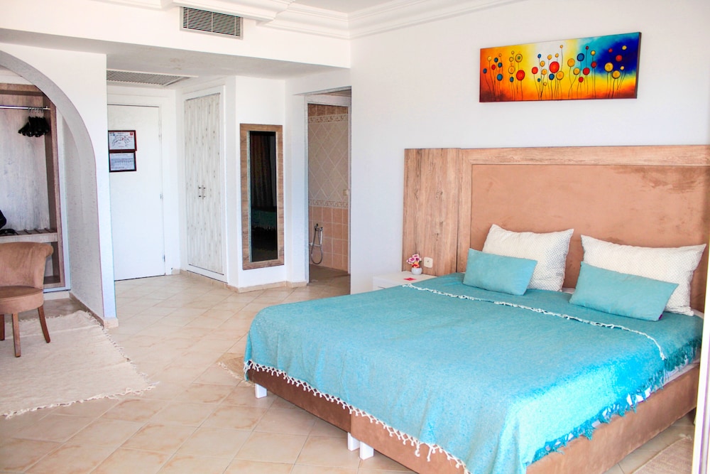 Hotel El Habib — Hotel rooms in Skanes inc. Monastir, Monastir