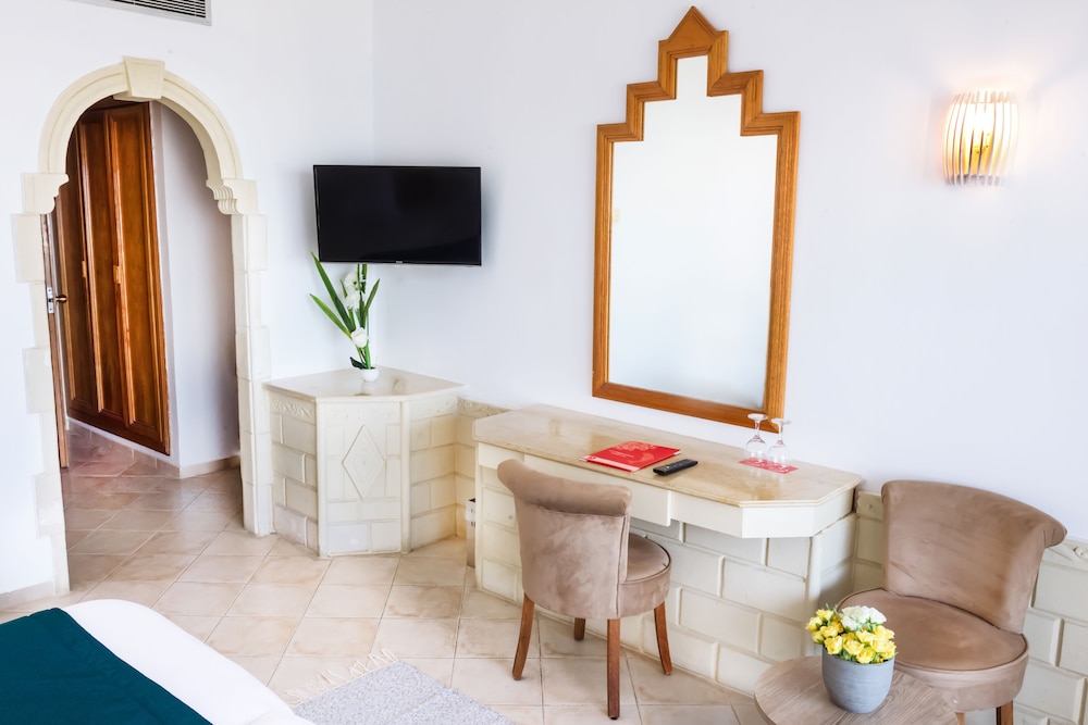 Hotel El Habib — Hotel rooms in Skanes inc. Monastir, Monastir