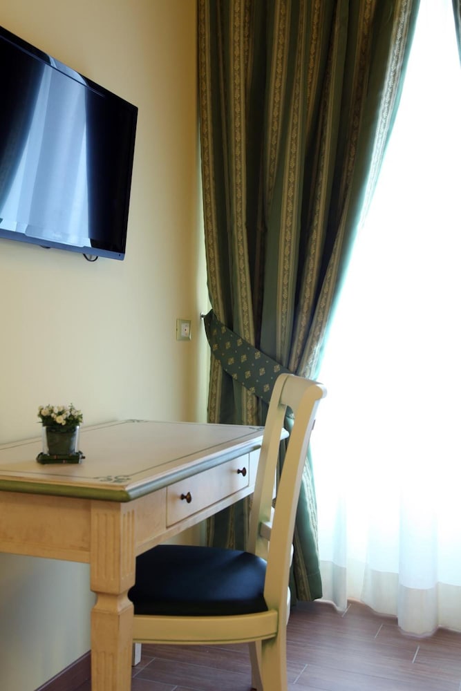 Hotel Borgo Antico — Hotel rooms in Como, Lombardy