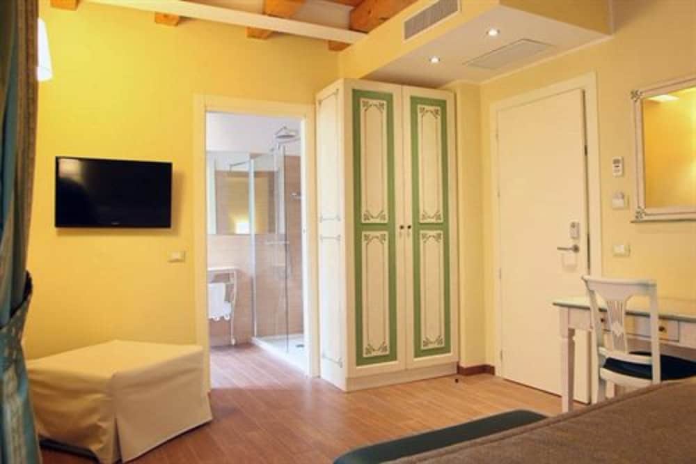 Hotel Borgo Antico — Hotel rooms in Como, Lombardy