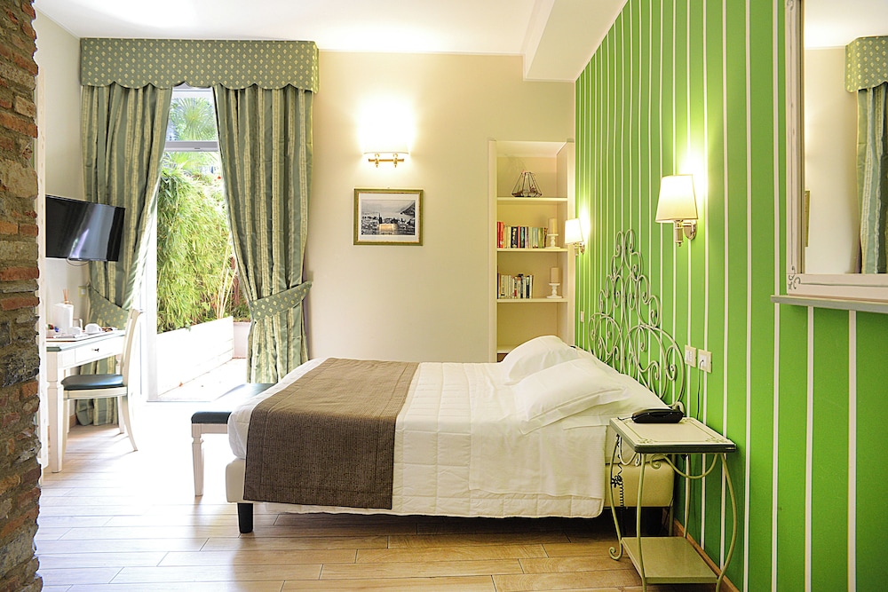 Hotel Borgo Antico — Hotel rooms in Como, Lombardy