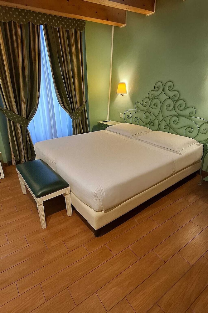 Hotel Borgo Antico — Hotel rooms in Como, Lombardy