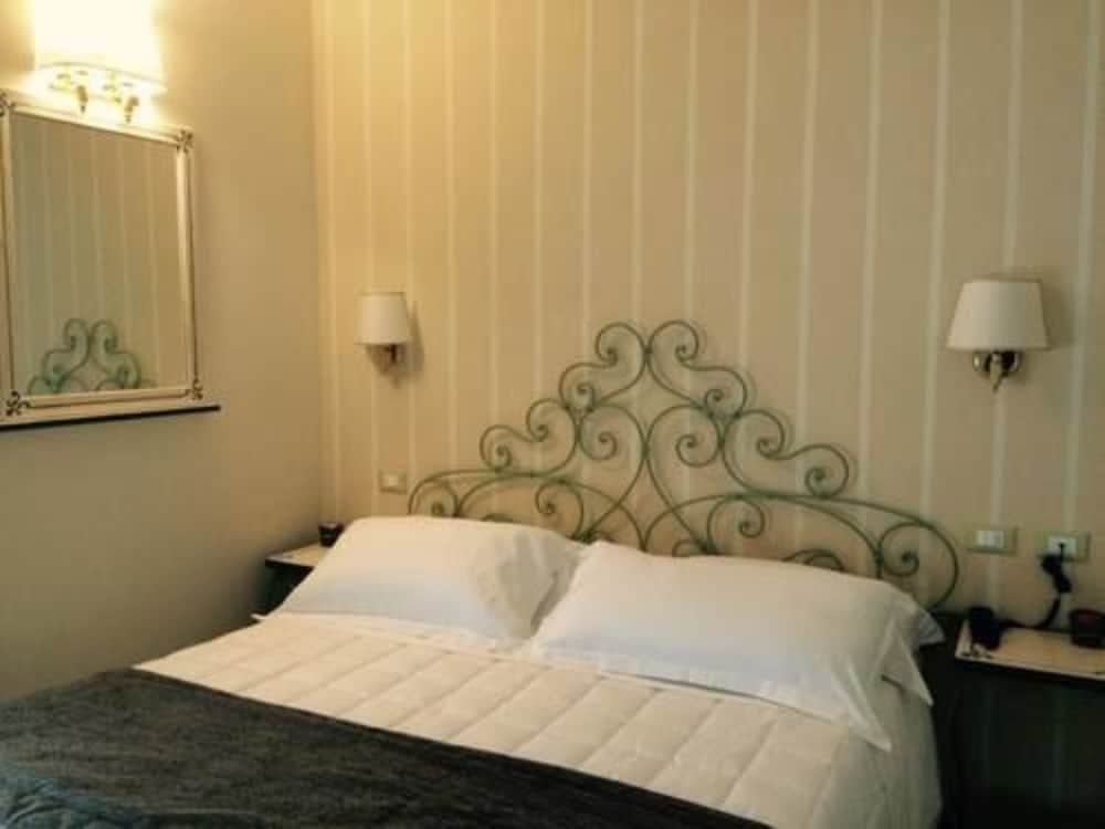 Hotel Borgo Antico — Hotel rooms in Como, Lombardy