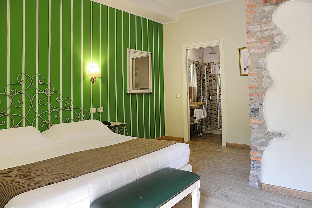 Hotel Borgo Antico — Hotel rooms in Como, Lombardy