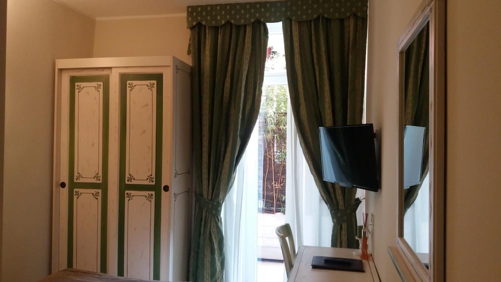 Hotel Borgo Antico — Hotel rooms in Como, Lombardy