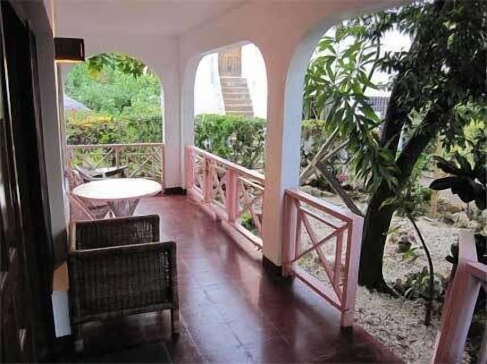 LTU Garden — Hotel building in Negril