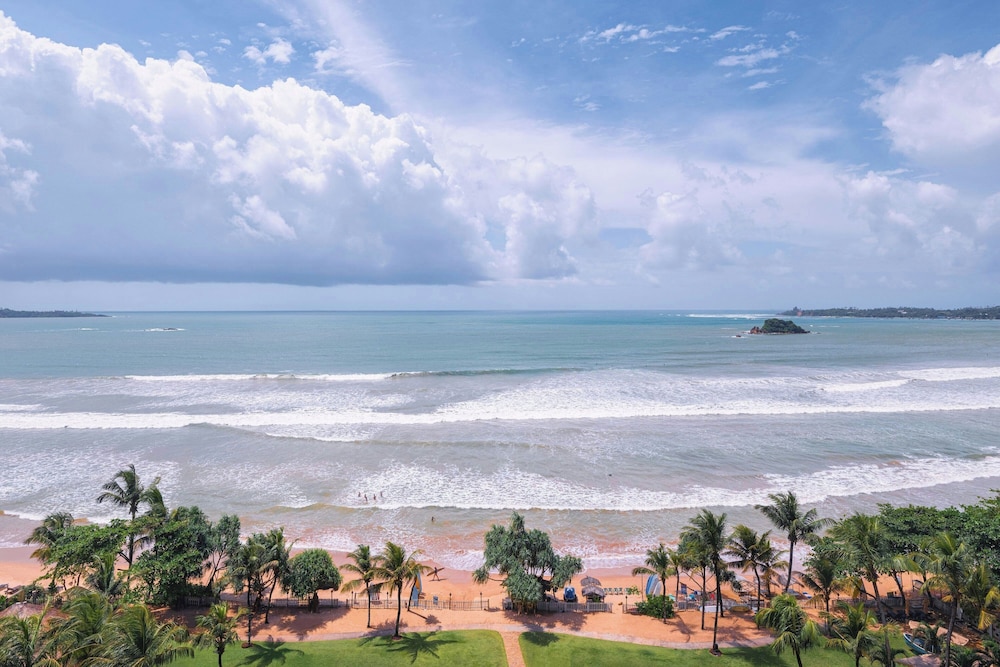 Weligama Bay Marriott Resort & Spa — Beach in Weligama