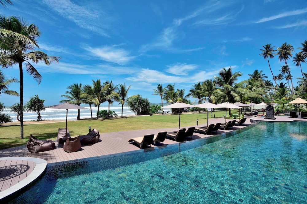 Weligama Bay Marriott Resort & Spa — Swimming pool in Weligama