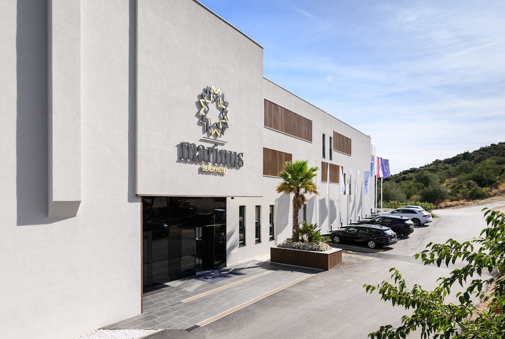 Marinus Beach Hotel — Hotel building in Marina, Split-Dalmatia