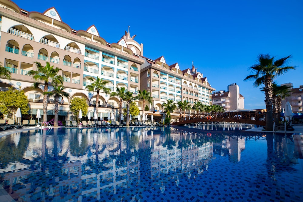 Side Crown Palace Ultra All Inclusive — Hotel building in Side
