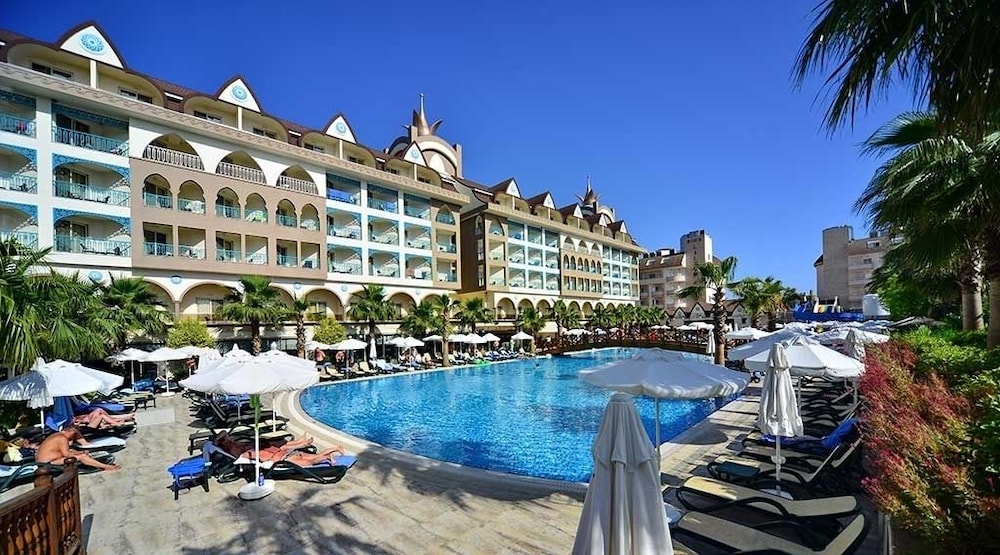 Side Crown Palace Ultra All Inclusive — Swimming pool in Side