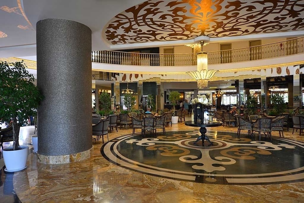 Side Crown Palace Ultra All Inclusive — Hotel building in Side