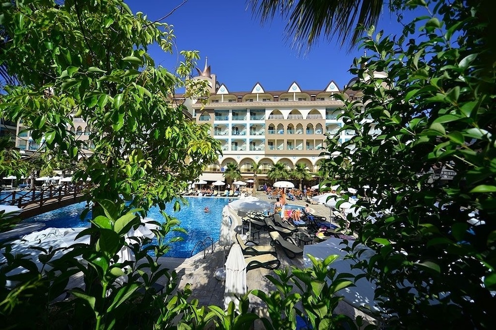 Side Crown Palace Ultra All Inclusive — Hotel building in Side