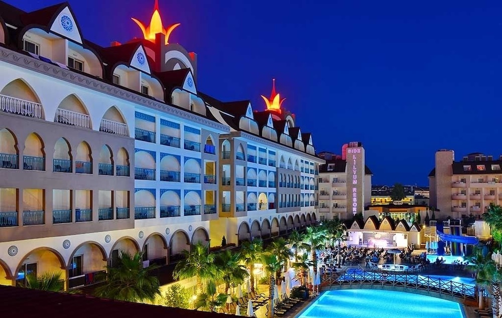 Side Crown Palace Ultra All Inclusive — Hotel building in Side
