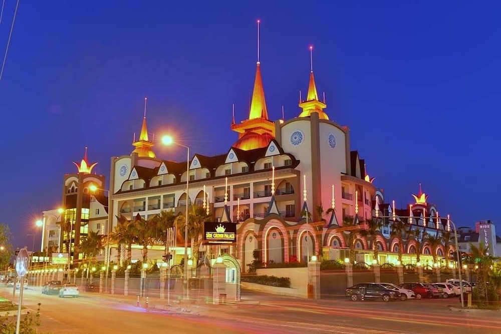 Side Crown Palace Ultra All Inclusive — Hotel building in Side