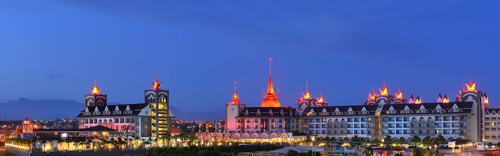 Side Crown Palace Ultra All Inclusive — Hotel building in Side