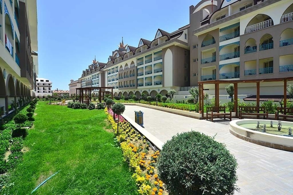 Side Crown Palace Ultra All Inclusive — Hotel building in Side