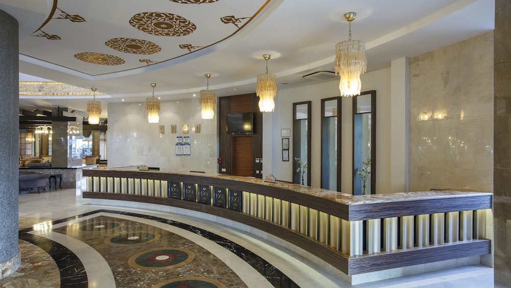 Side Crown Palace Ultra All Inclusive — Hotel building in Side