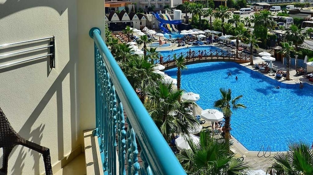 Side Crown Palace Ultra All Inclusive — Swimming pool in Side