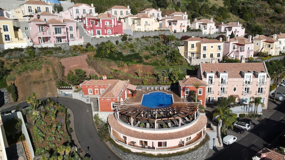 Sea and Sun 4 You - Palheiro Village — Hotel building in Funchal, Madeira