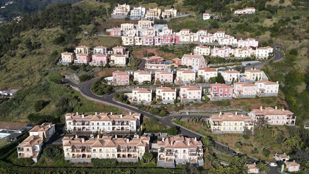 Sea and Sun 4 You - Palheiro Village — Hotel building in Funchal, Madeira