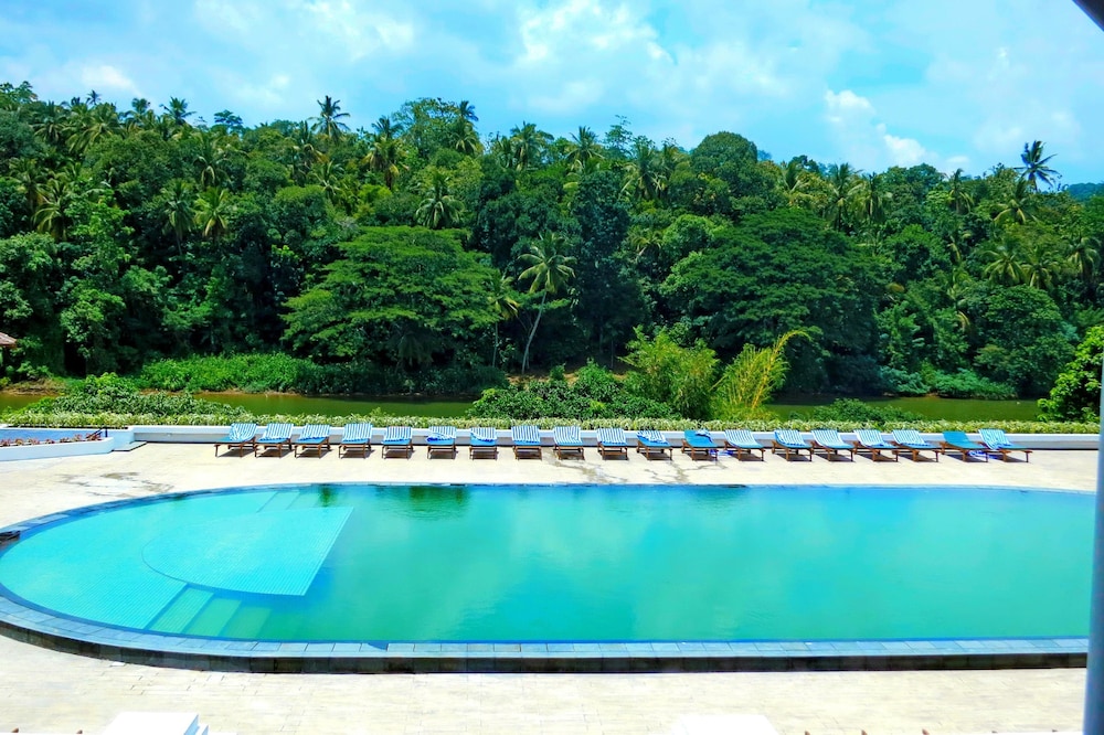 Cinnamon Citadel Kandy — Swimming pool in Kandy