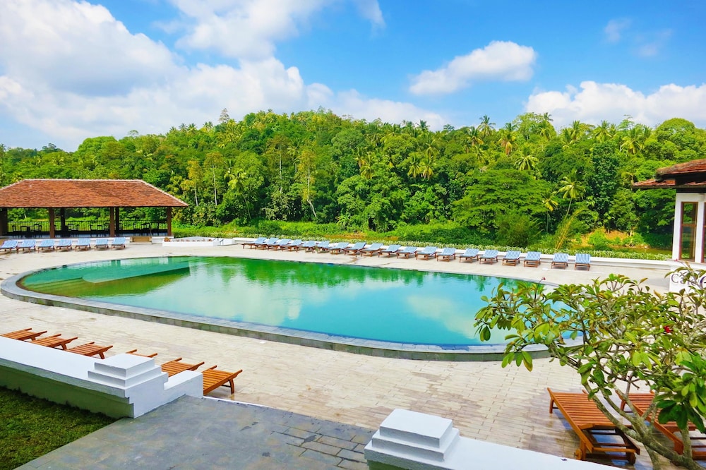 Cinnamon Citadel Kandy — Swimming pool in Kandy