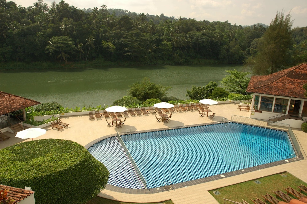Cinnamon Citadel Kandy — Swimming pool in Kandy