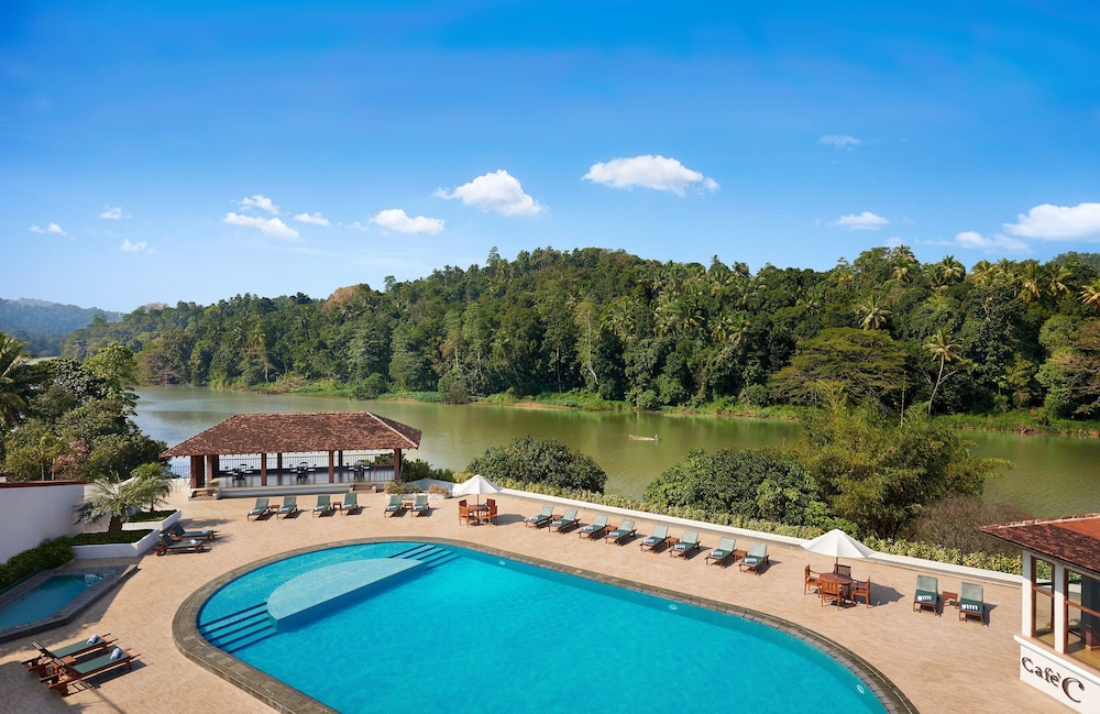 Cinnamon Citadel Kandy — Swimming pool in Kandy