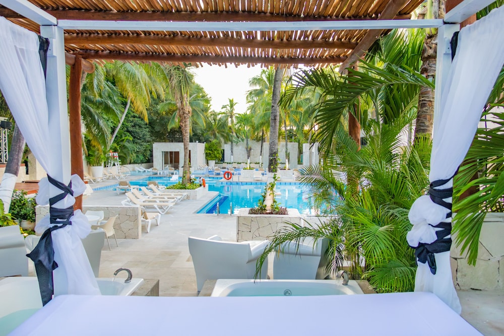 Smart Cancun The Urban Oasis — Swimming pool in Cancun, Quintana Roo