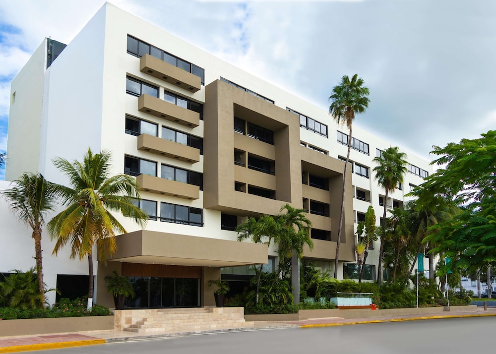 Smart Cancun The Urban Oasis — Hotel building in Cancun, Quintana Roo