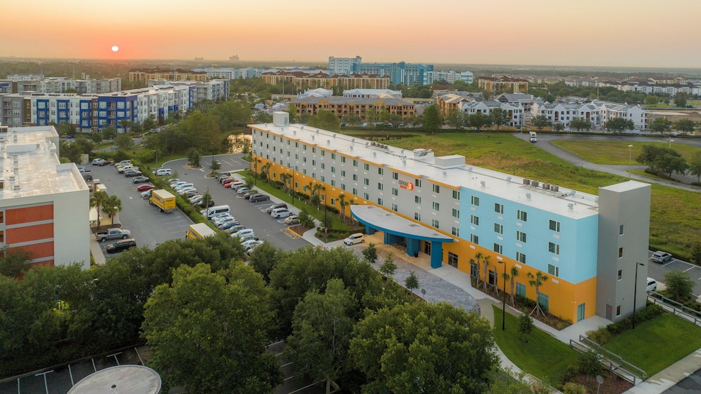 SPOT X Hotel Orlando/Intl Dr by The Red Collection — Hotel building in Orlando, Florida