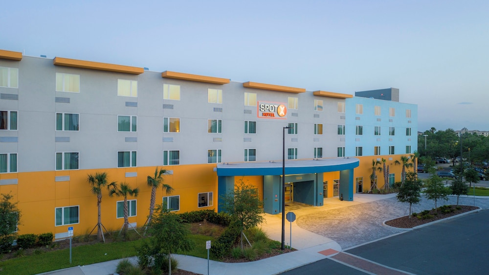 SPOT X Hotel Orlando/Intl Dr by The Red Collection — Hotel building in Orlando, Florida