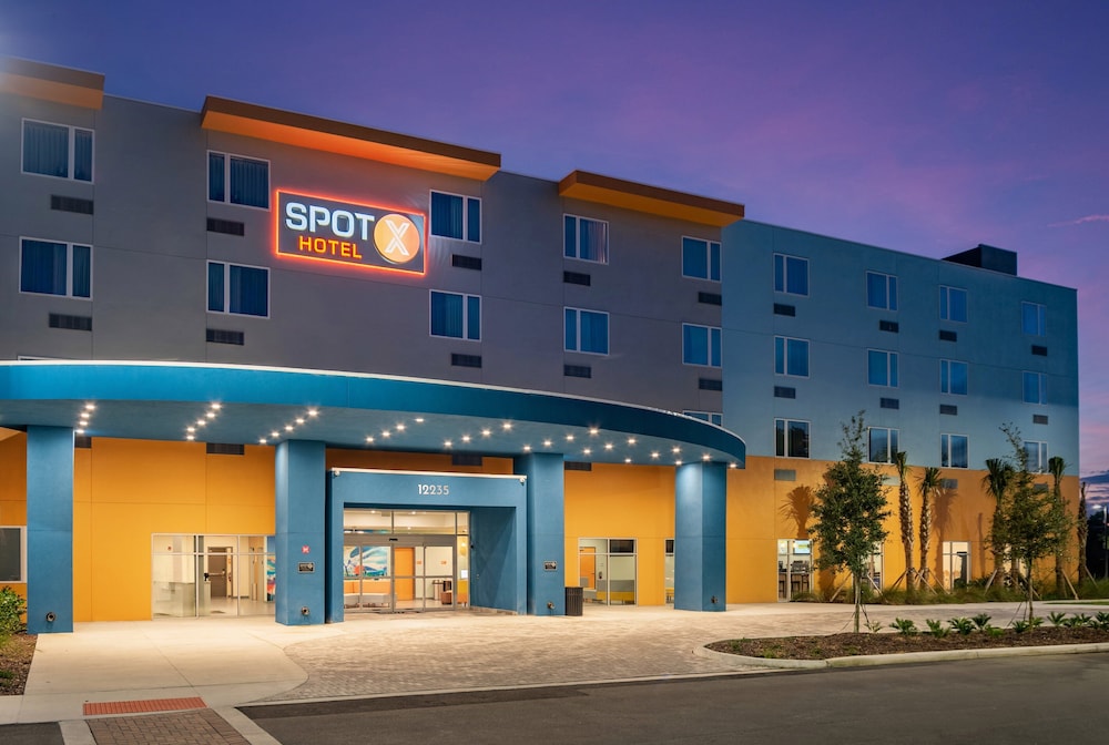 SPOT X Hotel Orlando/Intl Dr by The Red Collection — Hotel building in Orlando, Florida