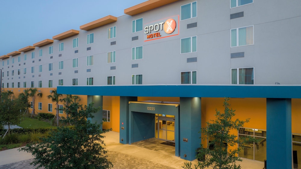 SPOT X Hotel Orlando/Intl Dr by The Red Collection — Hotel building in Orlando, Florida