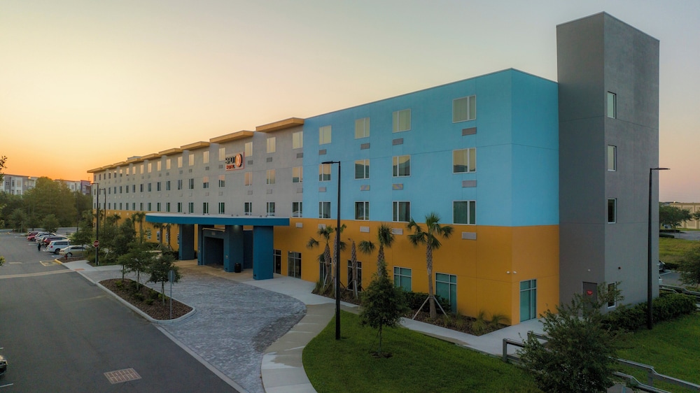 SPOT X Hotel Orlando/Intl Dr by The Red Collection — Hotel building in Orlando, Florida