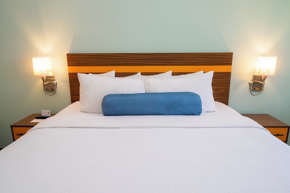 SPOT X Hotel Orlando/Intl Dr by The Red Collection — Hotel rooms in Orlando, Florida