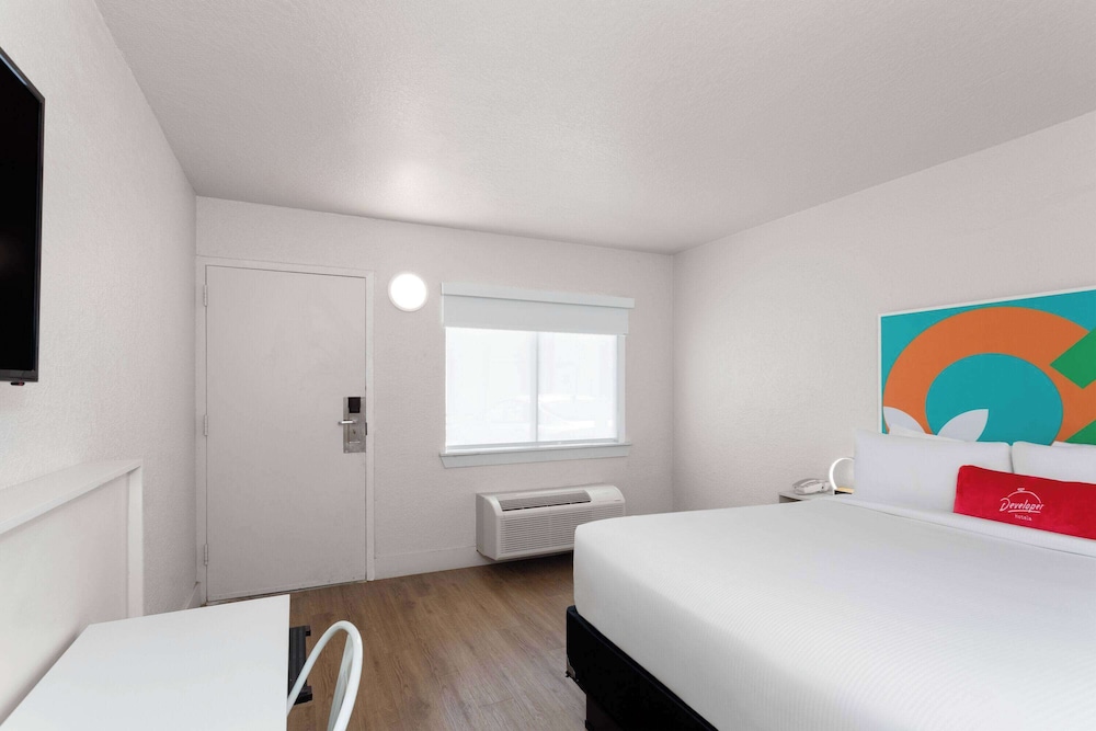 Travelodge by Wyndham Orlando Lake Buena Vista South — Rooms in Kissimmee, Florida