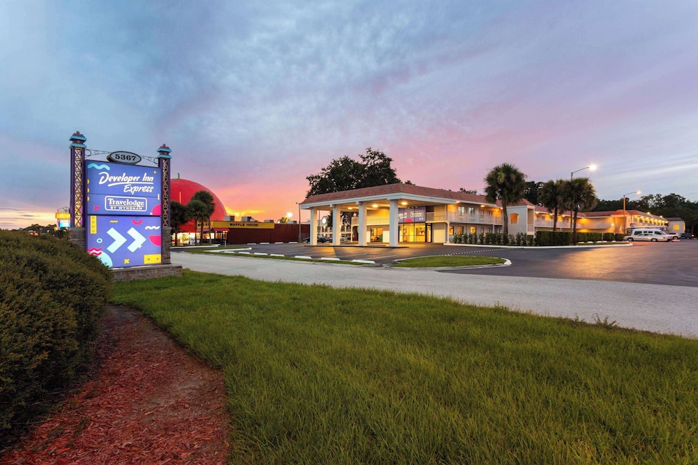 Travelodge by Wyndham Orlando Lake Buena Vista South — Outdoor in Kissimmee, Florida