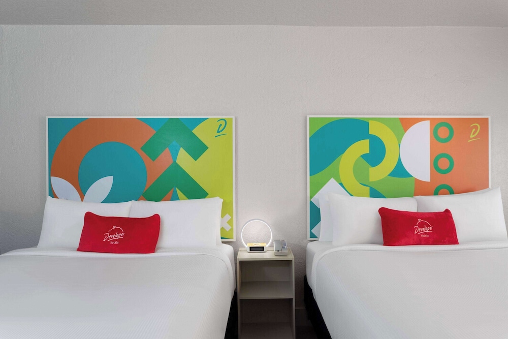 Travelodge by Wyndham Orlando Lake Buena Vista South — Rooms in Kissimmee, Florida