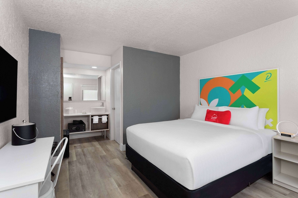 Travelodge by Wyndham Orlando Lake Buena Vista South — Rooms in Kissimmee, Florida