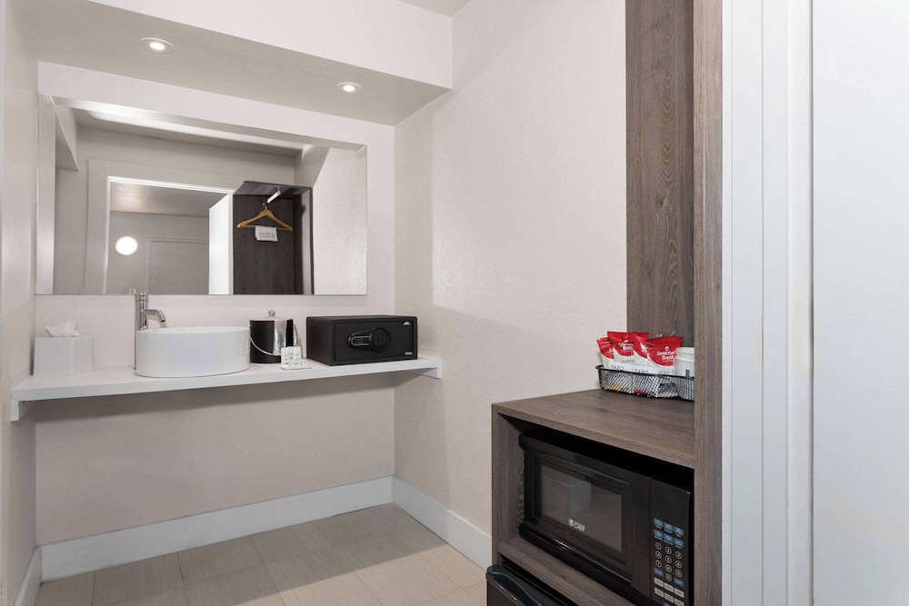 Travelodge by Wyndham Orlando Lake Buena Vista South — Rooms in Kissimmee, Florida