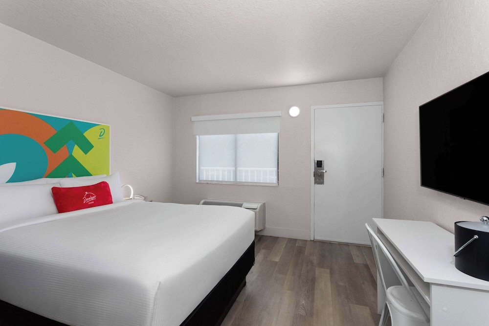 Travelodge by Wyndham Orlando Lake Buena Vista South — Rooms in Kissimmee, Florida