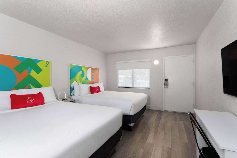 Travelodge by Wyndham Orlando Lake Buena Vista South — Rooms in Kissimmee, Florida