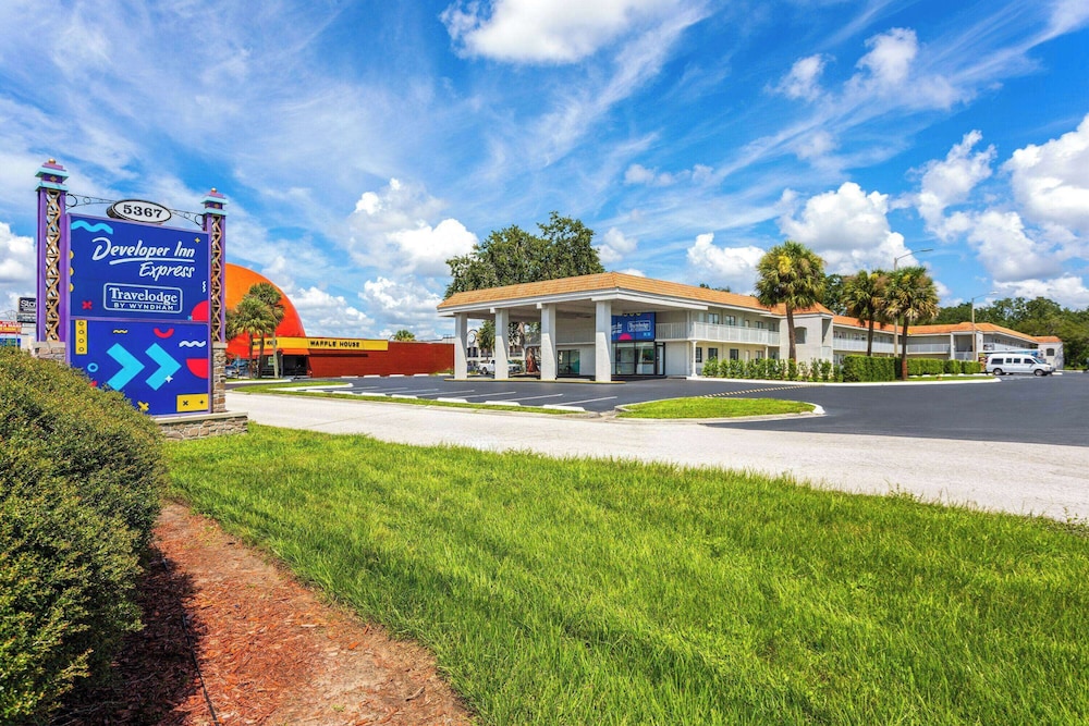 Travelodge by Wyndham Orlando Lake Buena Vista South — Outdoor in Kissimmee, Florida