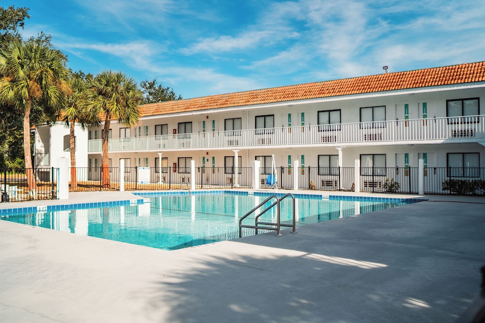 Travelodge by Wyndham Orlando Lake Buena Vista South — Main photo in Kissimmee, Florida